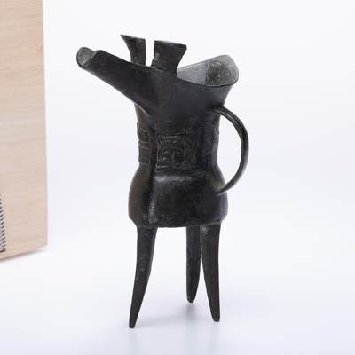日本大阪雅和auction 2025金秋競賣會第一期 - 商早期 青銅爵杯 尺寸:W:14 H:15.5cm 備註:木箱