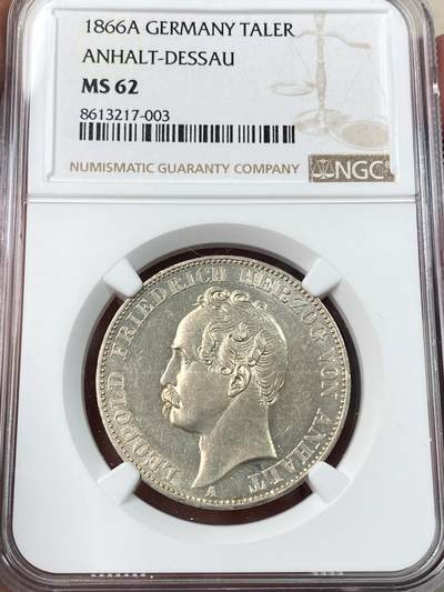 万国钱币拍卖第054期 - NGC MS62 1866德国安哈特德绍双熊护盾纹章流通1泰勒 高难度小邦品种 原光淡金包浆 熊毛高点清晰可见