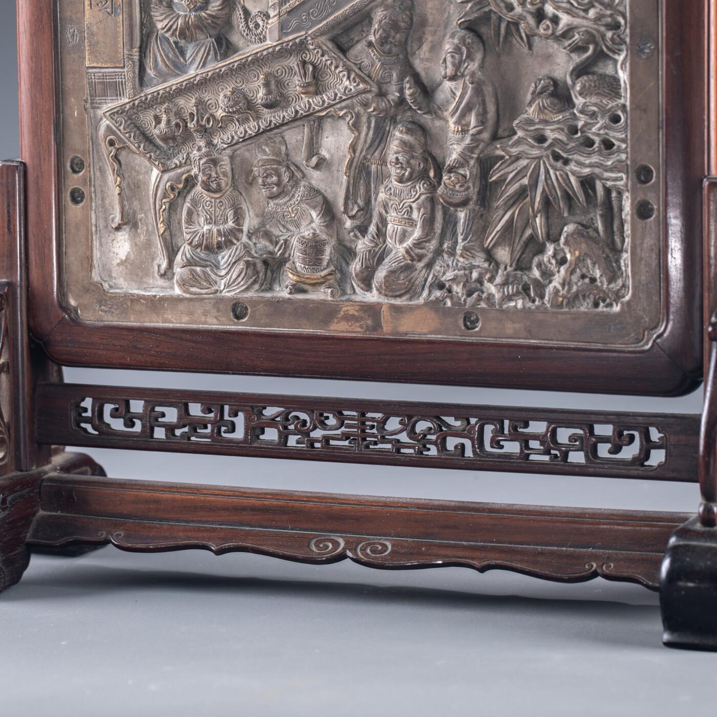 日本大阪雅和auction 2025金秋競賣會第一期 清 三杰圖硯屏 尺寸:連座W:31.5 H:32 cm 備註:底座