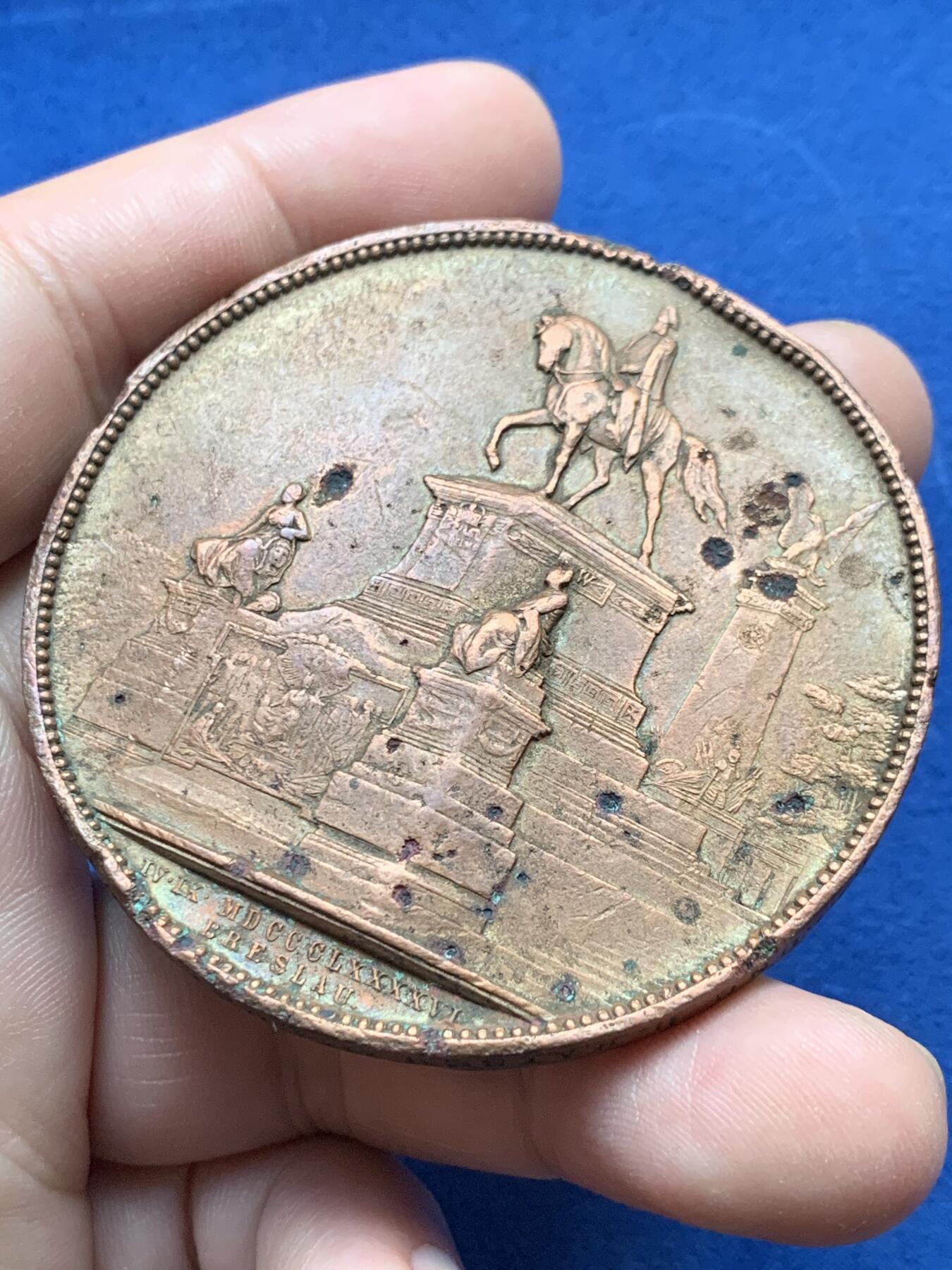 《竞宝斋》第435场 周日，周一2场连拍 （全场包邮） 1896年 弗罗茨瓦夫 威廉二世纪念碑 落成纪念大铜章 奖章正面为西里西亚族徽 野人，骑士高浮雕制作 品种难得 边缘刻有 纪念威廉二世皇帝纪念碑揭幕 有些许变形 细节见图 59.7m 76.8克