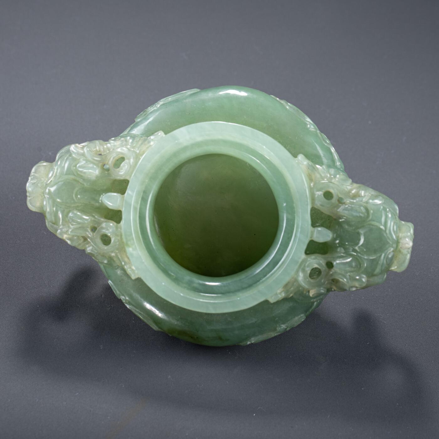 日本大阪雅和auction 2025金秋競賣會第一期 清 玉香爐 尺寸:W:17.5 H:14
底座W:15.5 H:4.5cm 備註:木箱,底座