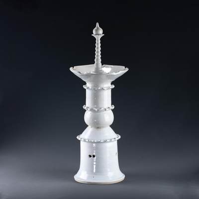 日本大阪雅和auction 2025金秋競賣會第一期 - 宋 影青塔式香炉 尺寸:W:20 H:60cm 備註:盒付   宋代影青塔式香爐，高挑挺拔，通體施影青釉，色澤清潤淡雅，具玉質之感。造型仿佛層層塔身，自下而上遞進，器壁端莊厚實，細部裝飾簡練而不失莊嚴。腹部鏤空透氣，便於焚香時煙霧縈繞升騰，與塔形結構相映成趣，寓意香煙直達天聽，寄託虔誠之心。宋人尚雅，影青器物以其清麗之姿深受文人士大夫推崇。此塔式香爐不僅為焚香供器，亦是寄情抒懷之物，將佛教建築意象