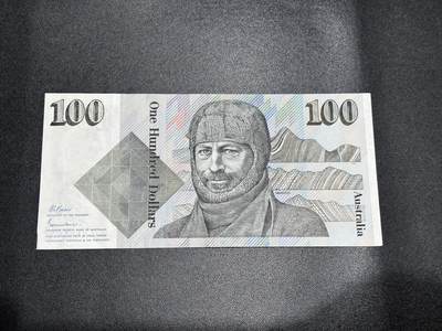 《外钞收藏家》第五百八十一期（畅拍场）（本平台长期征集拍品、欢迎藏友们联系合作） - 澳大利亚纸币版100澳元 毛线帽 非全新 品相如图