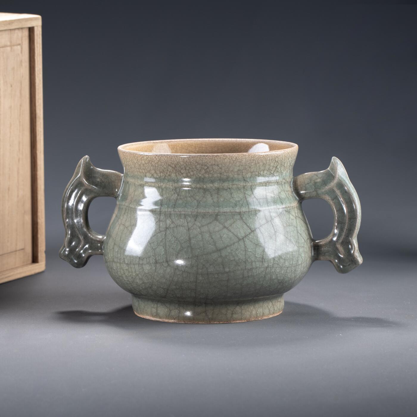 日本大阪雅和auction 2025金秋競賣會第一期 南宋 龍泉窯簋式爐 尺寸:W:23 H:13cm 備註:木箱