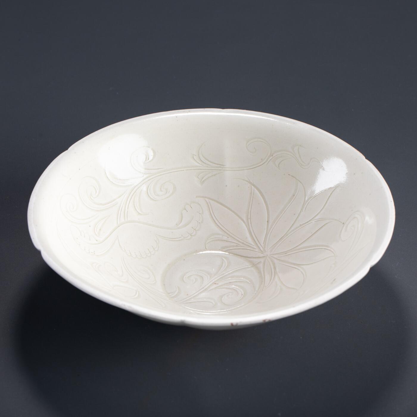 日本大阪雅和auction 2025金秋競賣會第一期 宋 定窯刻花花草紋茶碗 尺寸:D:21 H:6cm