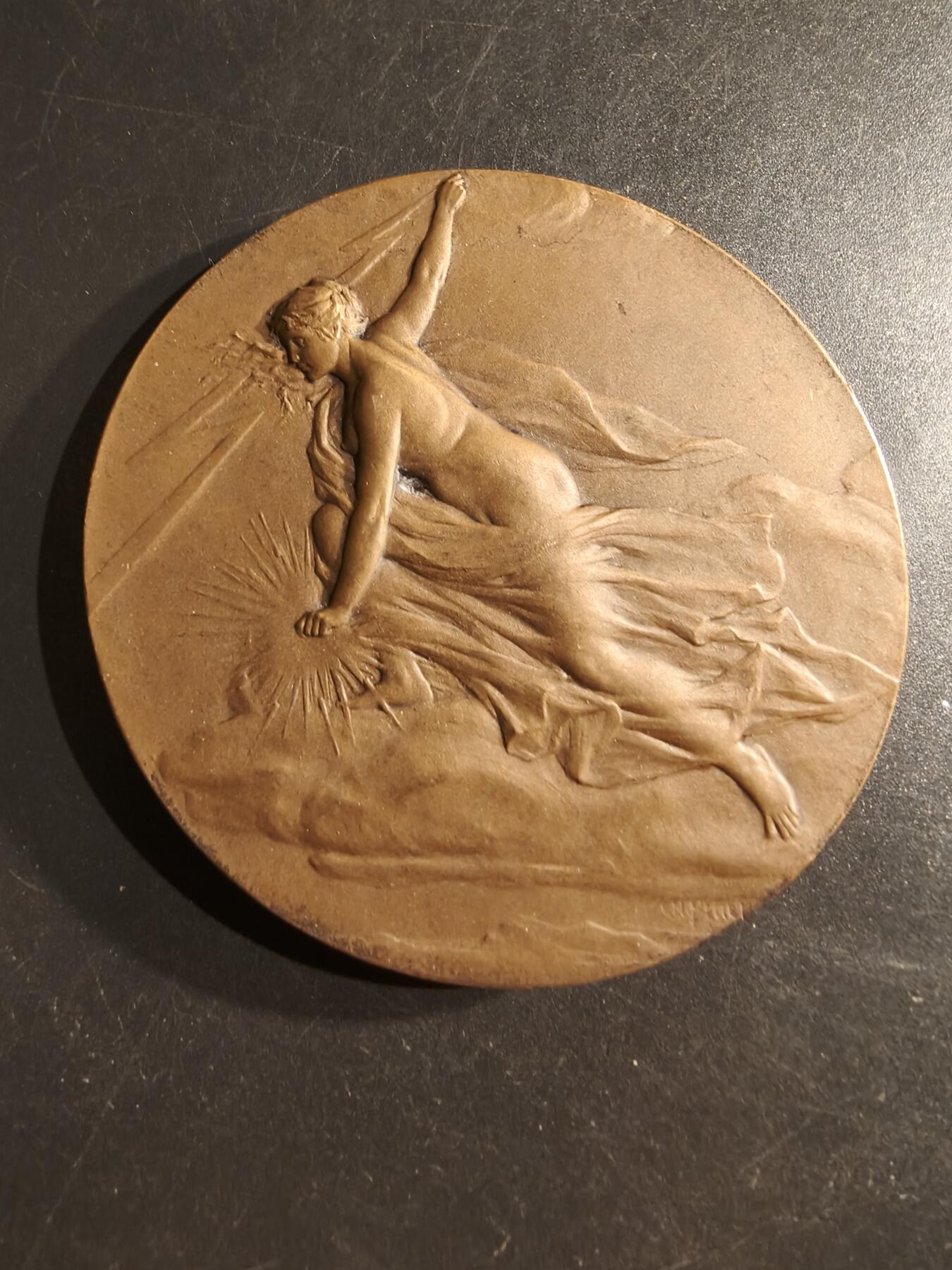 老王徽章第161期 法国电力建设公司大铜章     原盒    大师皮列作品     直径68mm.    重量137.5g