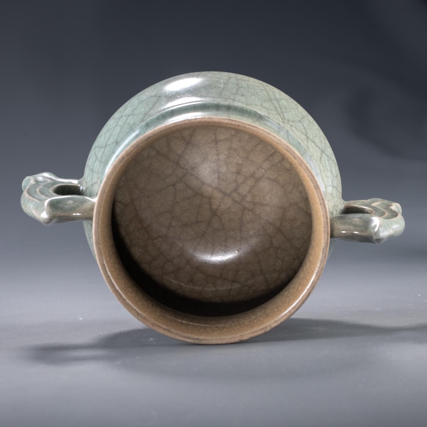 日本大阪雅和auction 2025金秋競賣會第一期 南宋 龍泉窯簋式爐 尺寸:W:23 H:13cm 備註:木箱