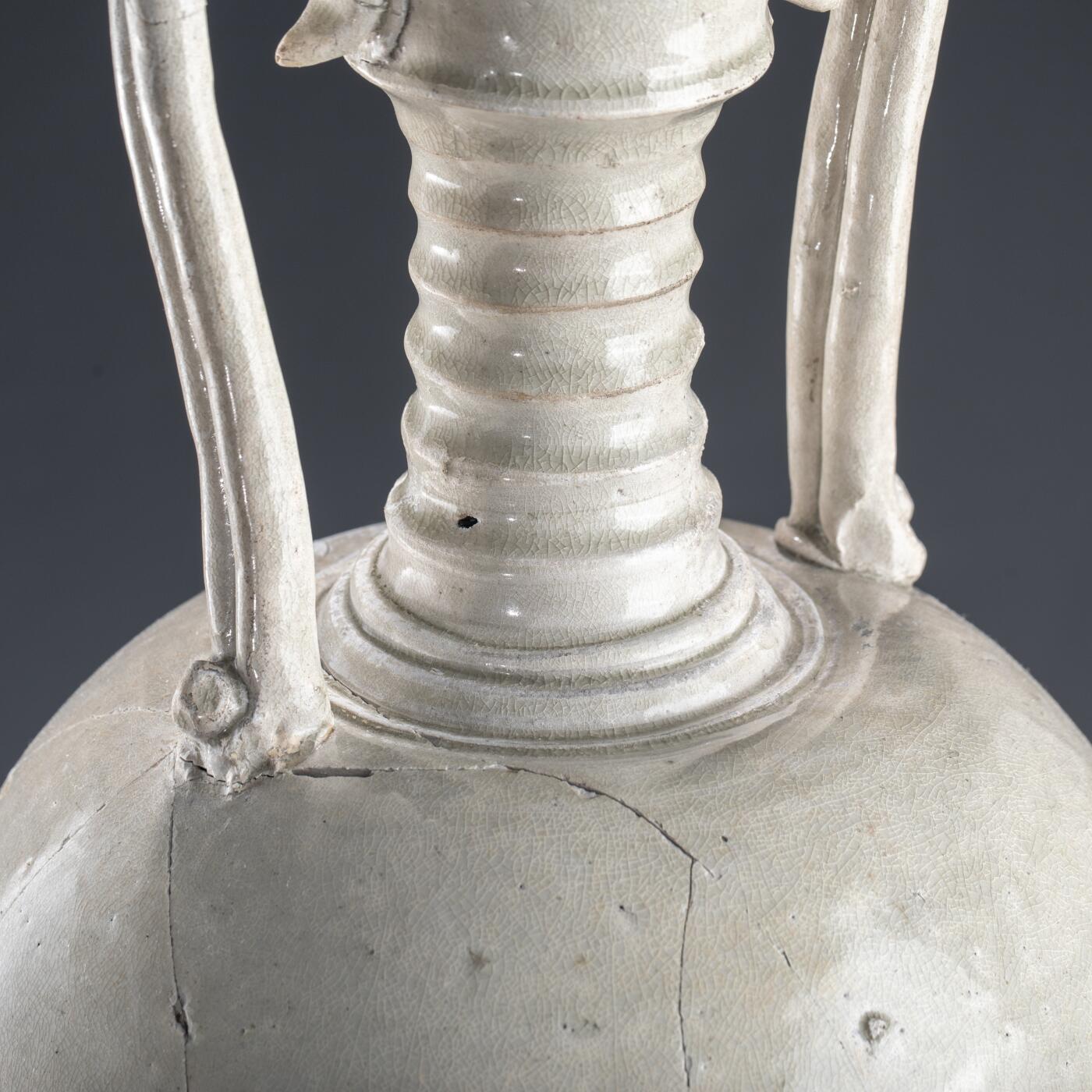 日本大阪雅和auction 2025金秋競賣會第一期 唐 白釉雙龍瓶 尺寸:D:26 H:52cm