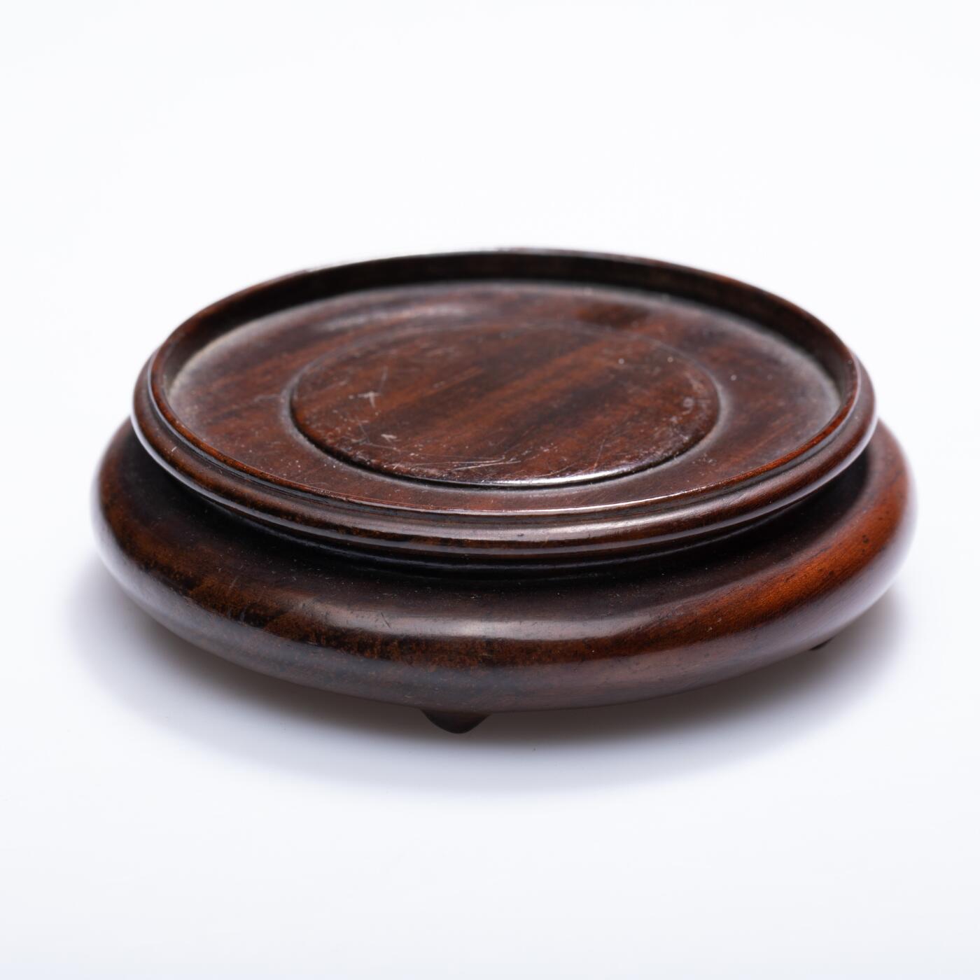 日本大阪雅和auction 2025金秋競賣會第一期 民國 鄭孝胥銀墨盒 尺寸:D:8 H:3
底座D:8 H:2cm 備註:底座