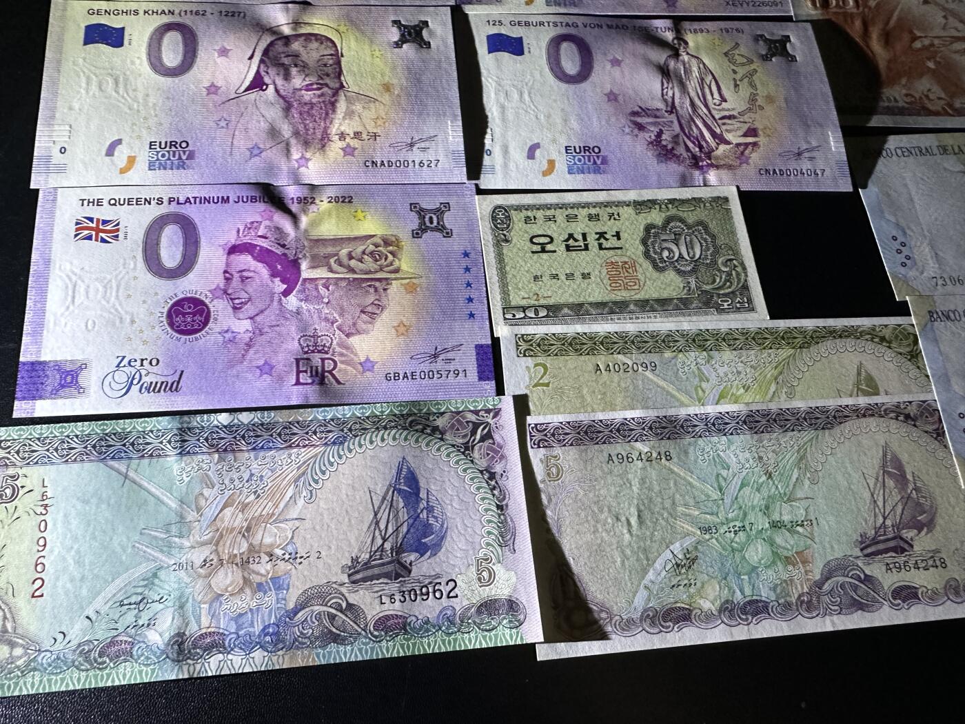 《外钞收藏家》第五百八十一期（畅拍场）（本平台长期征集拍品、欢迎藏友们联系合作） 0欧元、希腊、马尔代夫、阿根廷等17张一起  全新