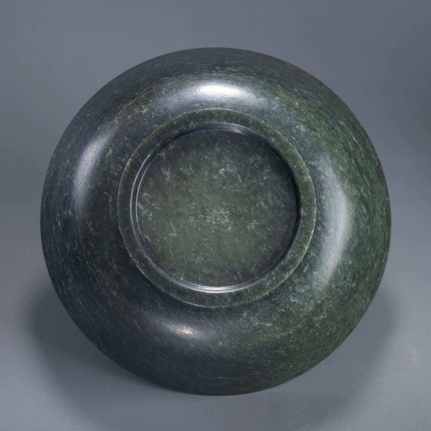 日本大阪雅和auction 2025金秋競賣會第一期 清 墨玉碗 尺寸:D:18 H:5.5
底座D:16 H:7cm 備註:木箱,底座