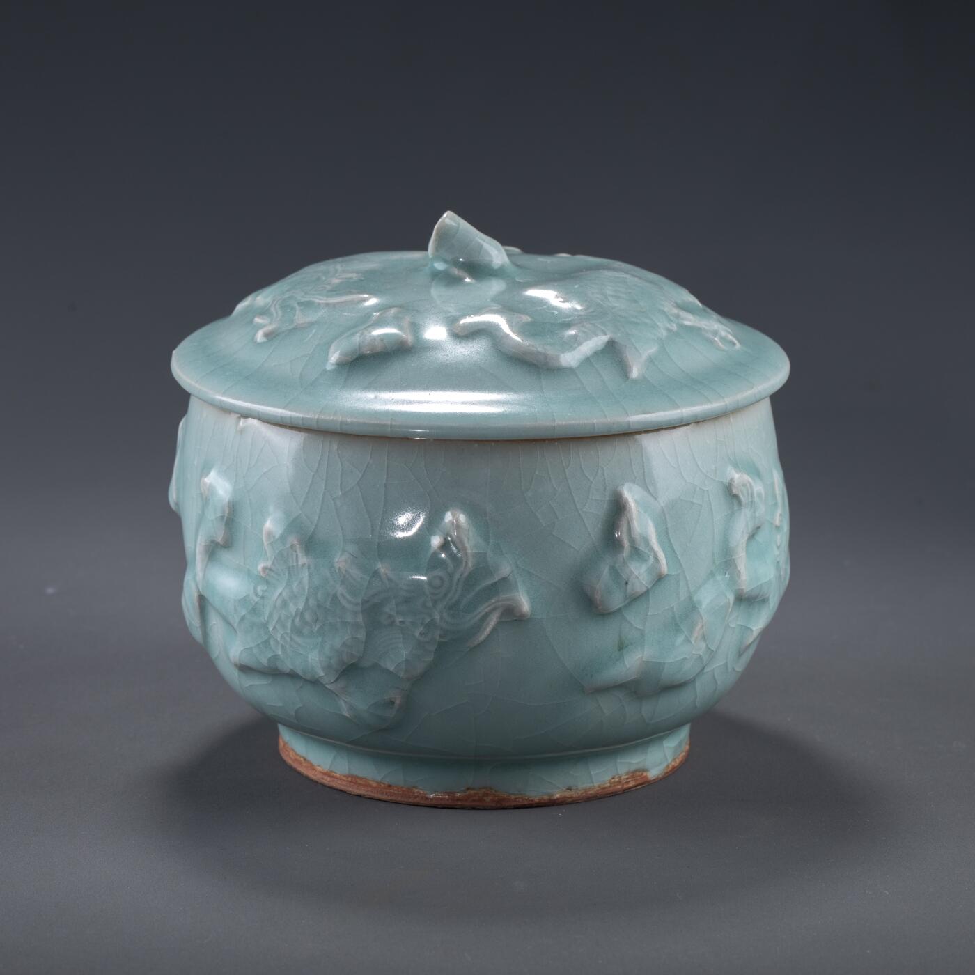 日本大阪雅和auction 2025金秋競賣會第一期 元 龍泉窯龍紋蓋罐 尺寸:D:15 H:13.5cm