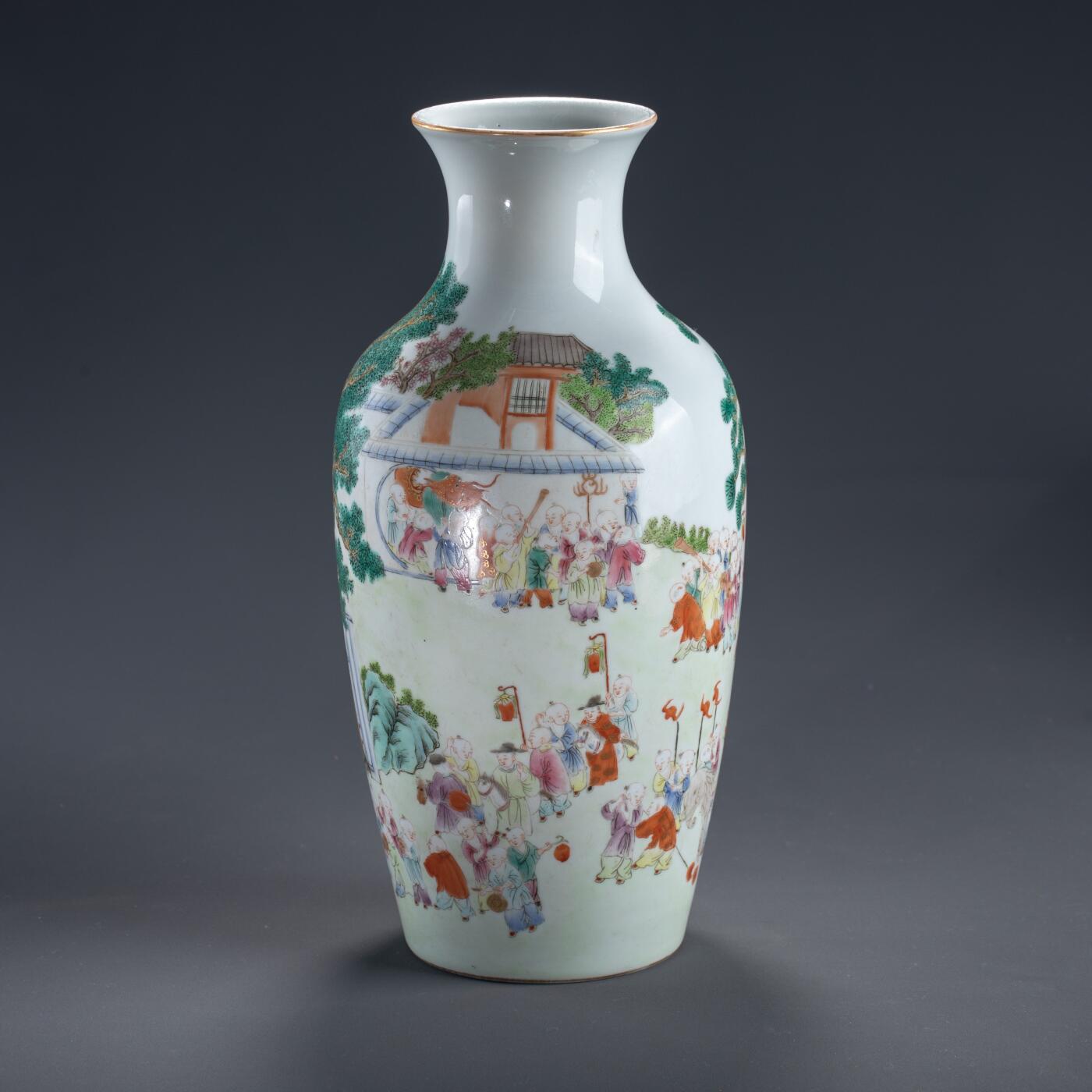 日本大阪雅和auction 2025金秋競賣會第一期 清嘉慶 粉彩戲嬰圖花入 尺寸:W:13 H:27cm 備註:木箱