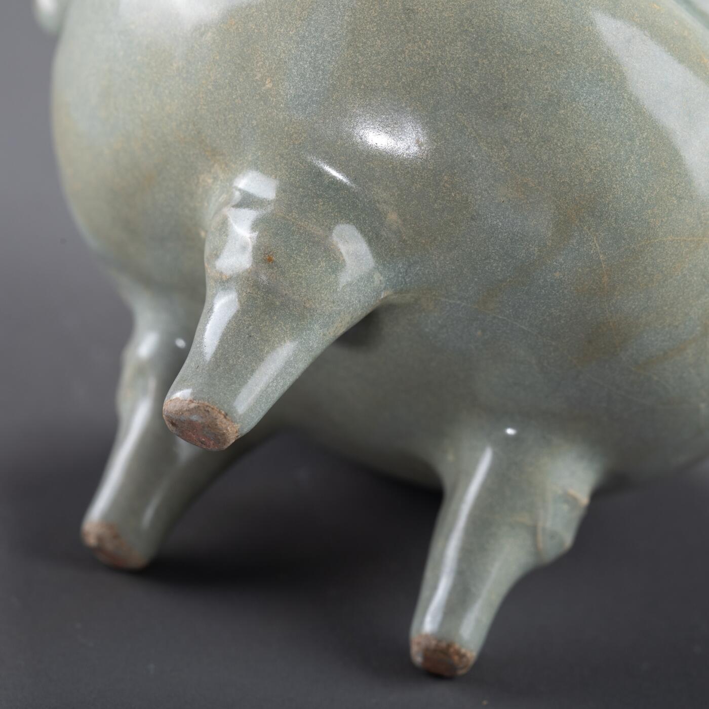 日本大阪雅和auction 2025金秋競賣會第一期 南宋 龍泉窯三足獸香爐 尺寸:D:11 H:8.5cm 備註:木箱