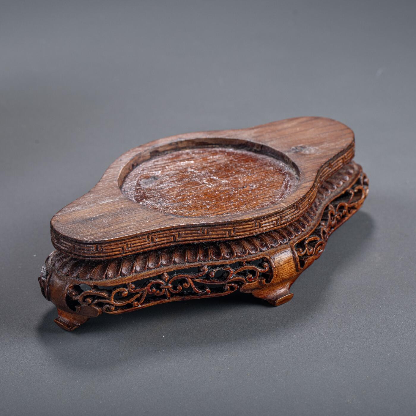 日本大阪雅和auction 2025金秋競賣會第一期 清 玉香爐 尺寸:W:18 H:18
底座W:16 H:4cm 備註:木箱,底座