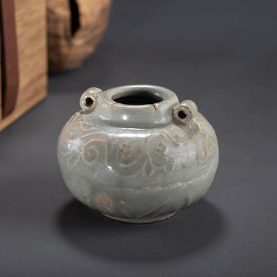 日本大阪雅和auction 2025金秋競賣會第一期 - 元 青龍寺青瓷茶入 尺寸:D:7.5 H:5.5cm 備註:木箱