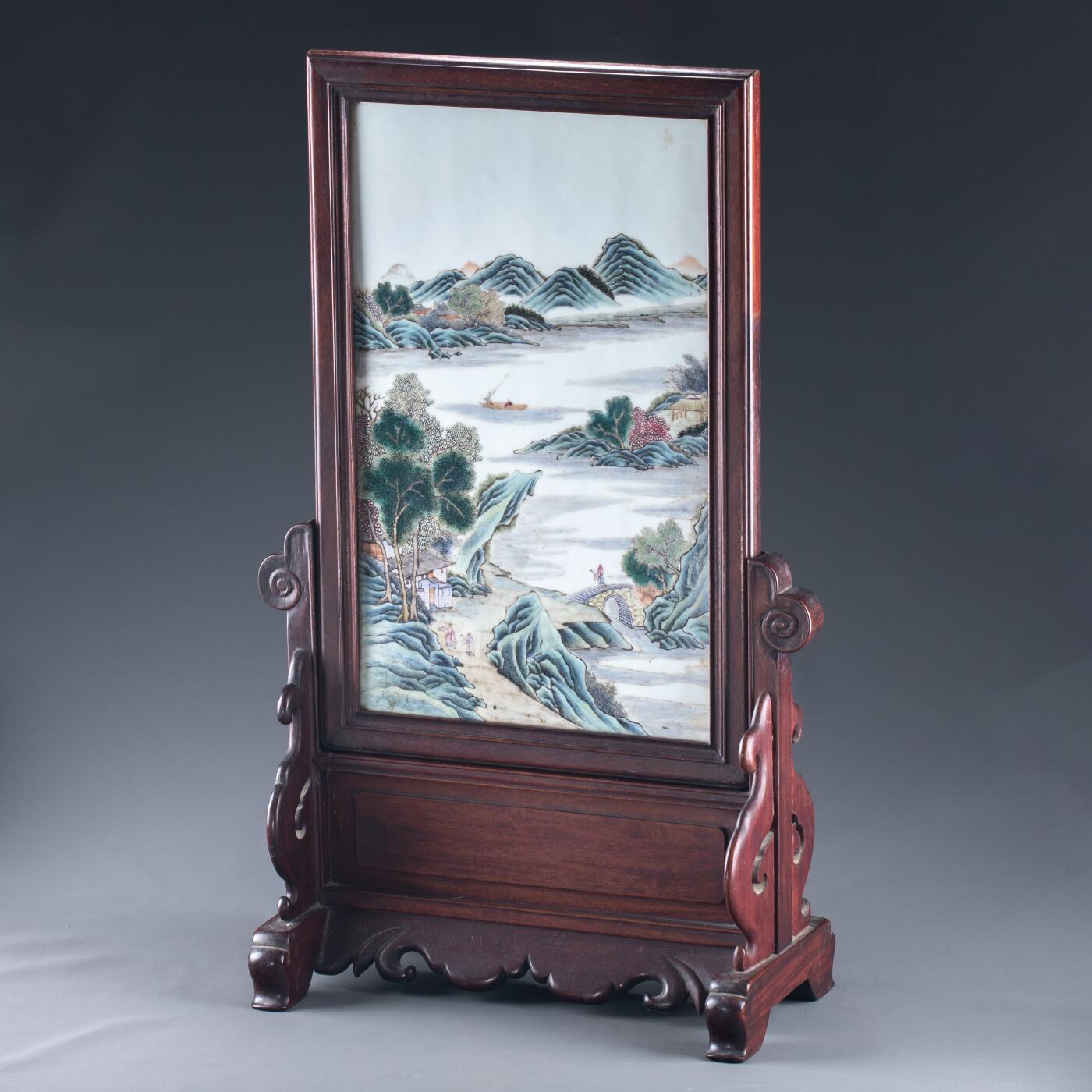 日本大阪雅和auction 2025金秋競賣會第一期 清 粉彩山水紋瓷板插屏 尺寸:L:46.5 W:30.5
底座W:34.5cm 備註:底座