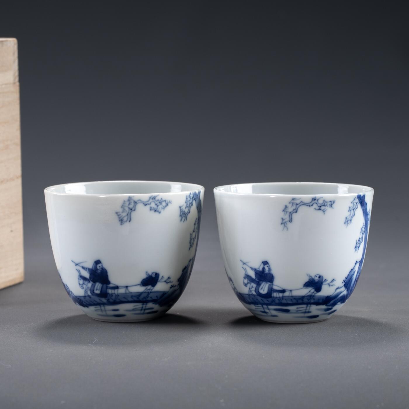 日本大阪雅和auction 2025金秋競賣會第一期 清 內府款 青花詩文踏雪尋梅臥足杯 一對 尺寸:D:7.5 H:6 x2cm 備註:木箱