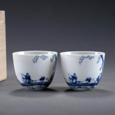 日本大阪雅和auction 2025金秋競賣會第一期 - 清 內府款 青花詩文踏雪尋梅臥足杯 一對 尺寸:D:7.5 H:6 x2cm 備註:木箱