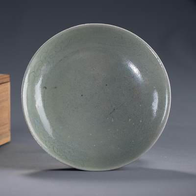 日本大阪雅和auction 2025金秋競賣會第一期 - 李朝 刻花紋盤 尺寸:D:15.5 H:4cm 備註:木箱