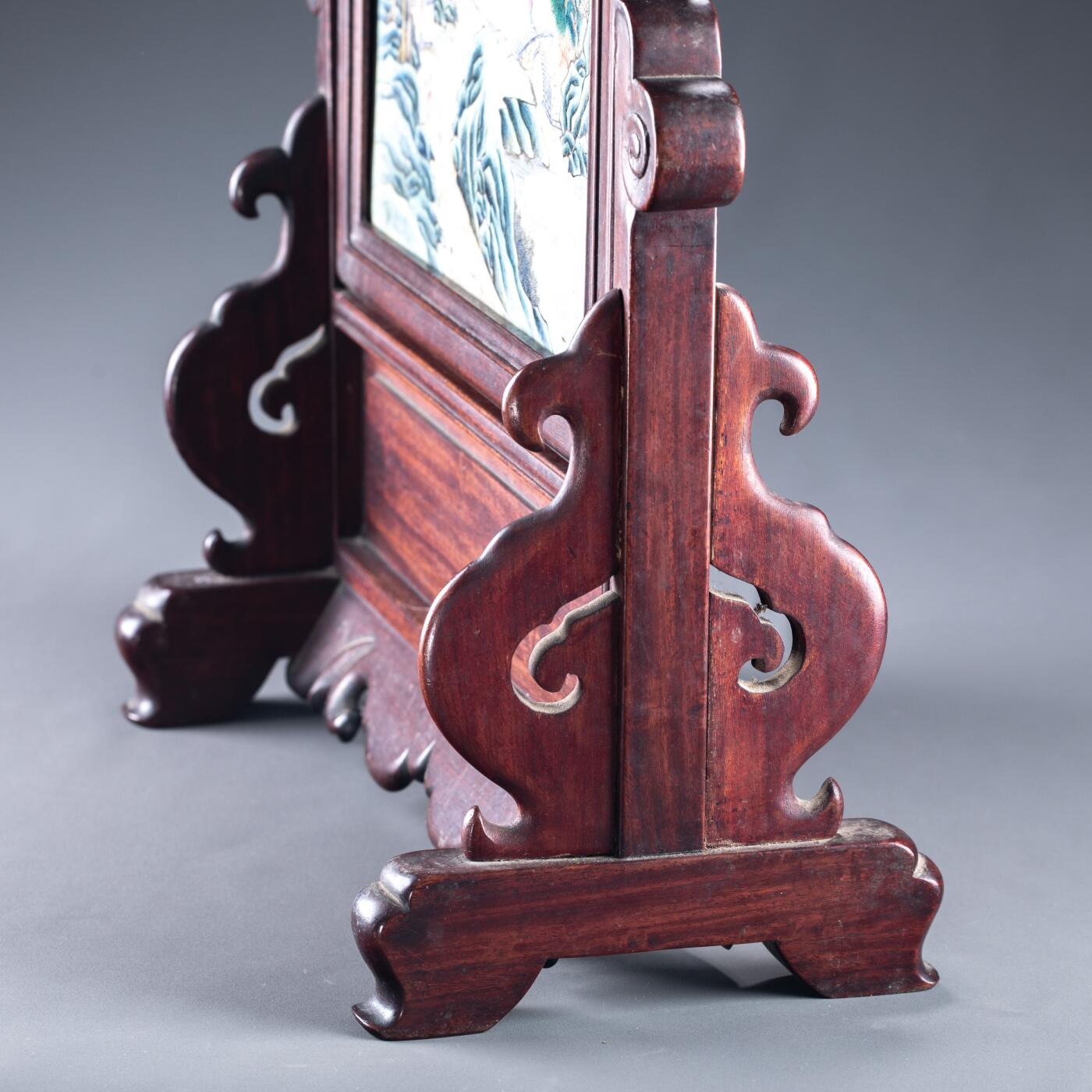 日本大阪雅和auction 2025金秋競賣會第一期 清 粉彩山水紋瓷板插屏 尺寸:L:46.5 W:30.5
底座W:34.5cm 備註:底座