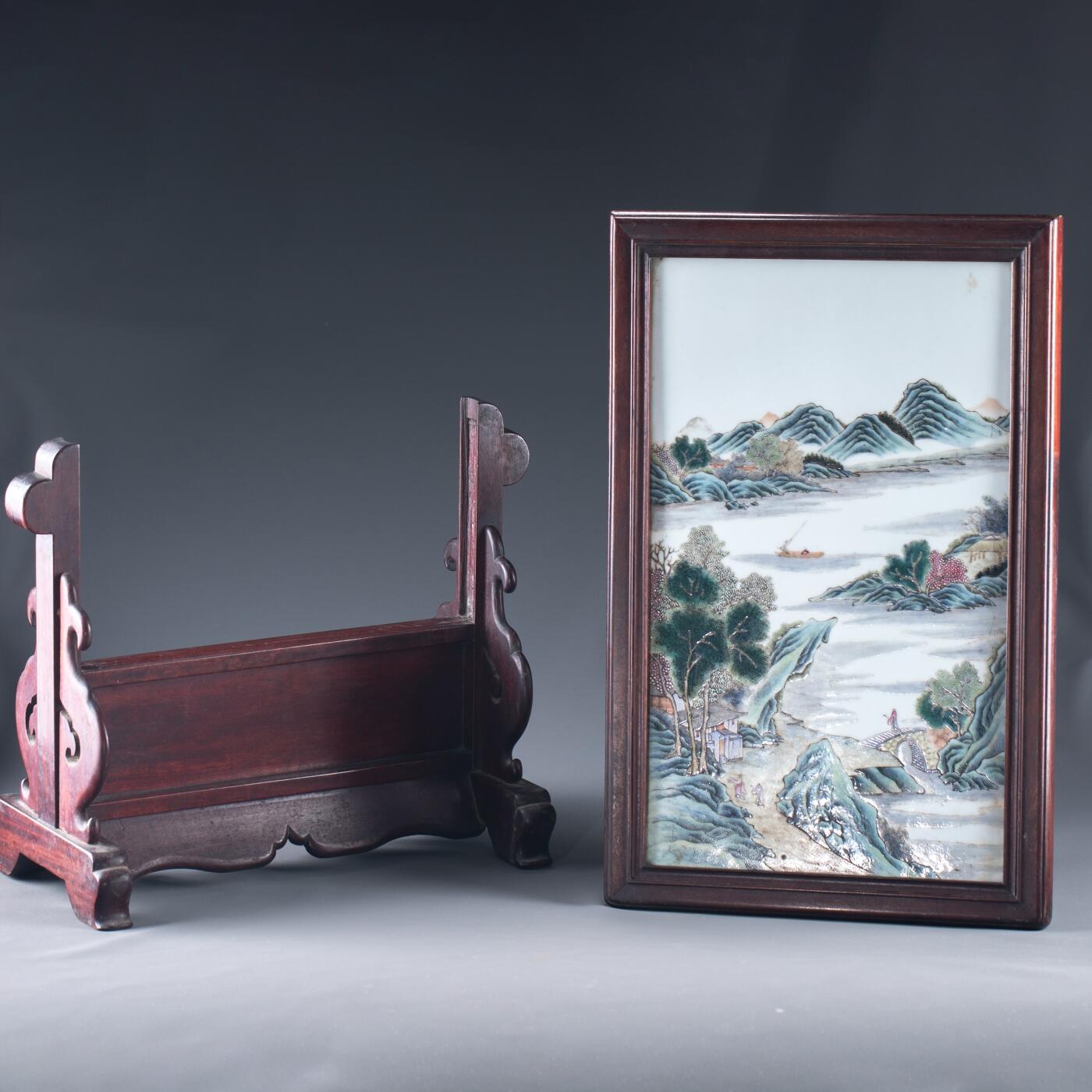 日本大阪雅和auction 2025金秋競賣會第一期 清 粉彩山水紋瓷板插屏 尺寸:L:46.5 W:30.5
底座W:34.5cm 備註:底座