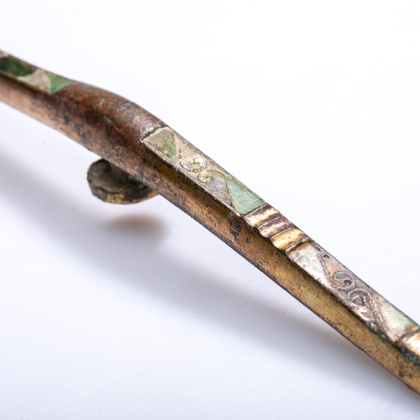 日本大阪雅和auction 2025金秋競賣會第一期 漢 鎏金帶鉤 尺寸:L:20.5cm 備註:木箱,底座