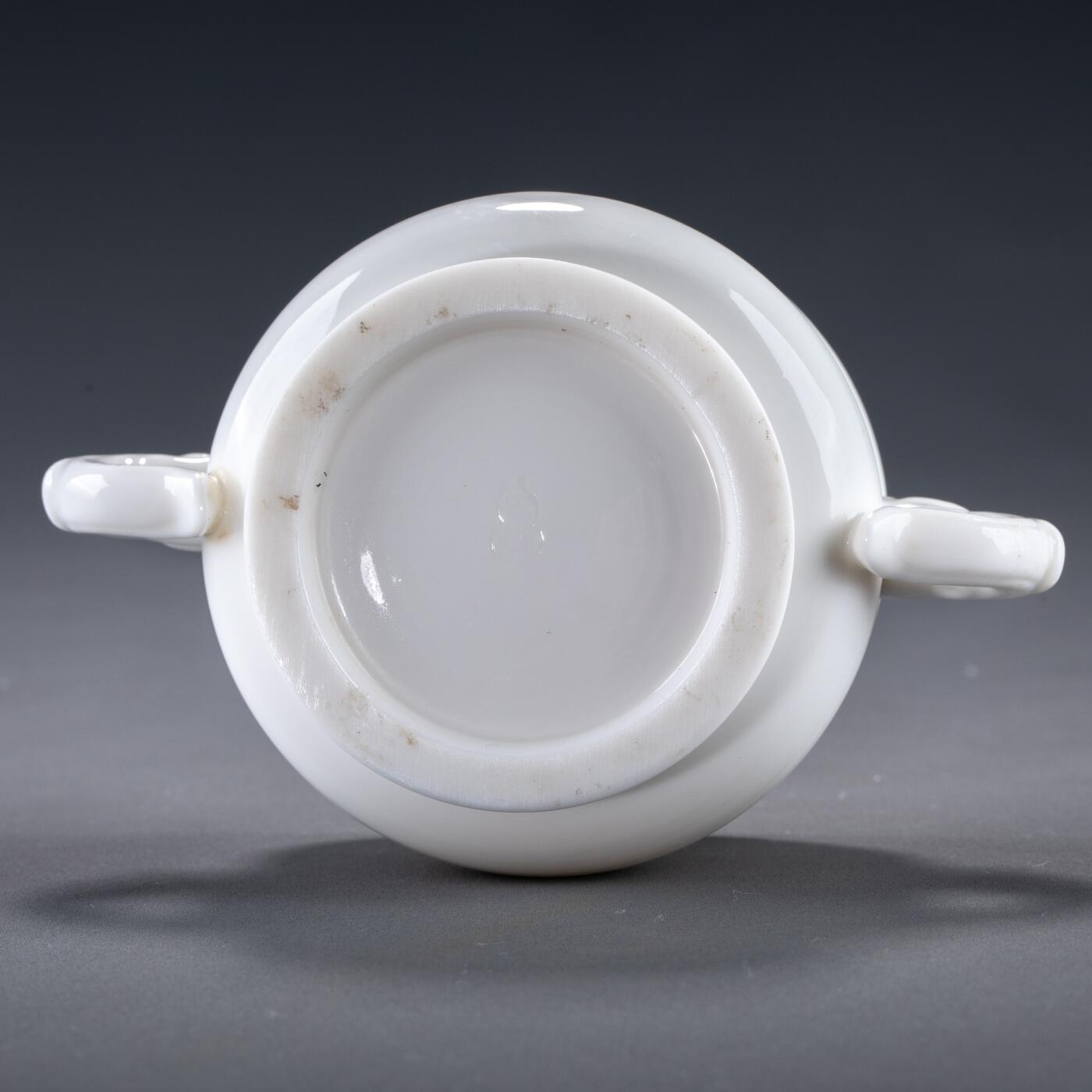 日本大阪雅和auction 2025金秋競賣會第一期 德化窯雙耳香爐 尺寸:W:12 H:5cm 備註:木箱