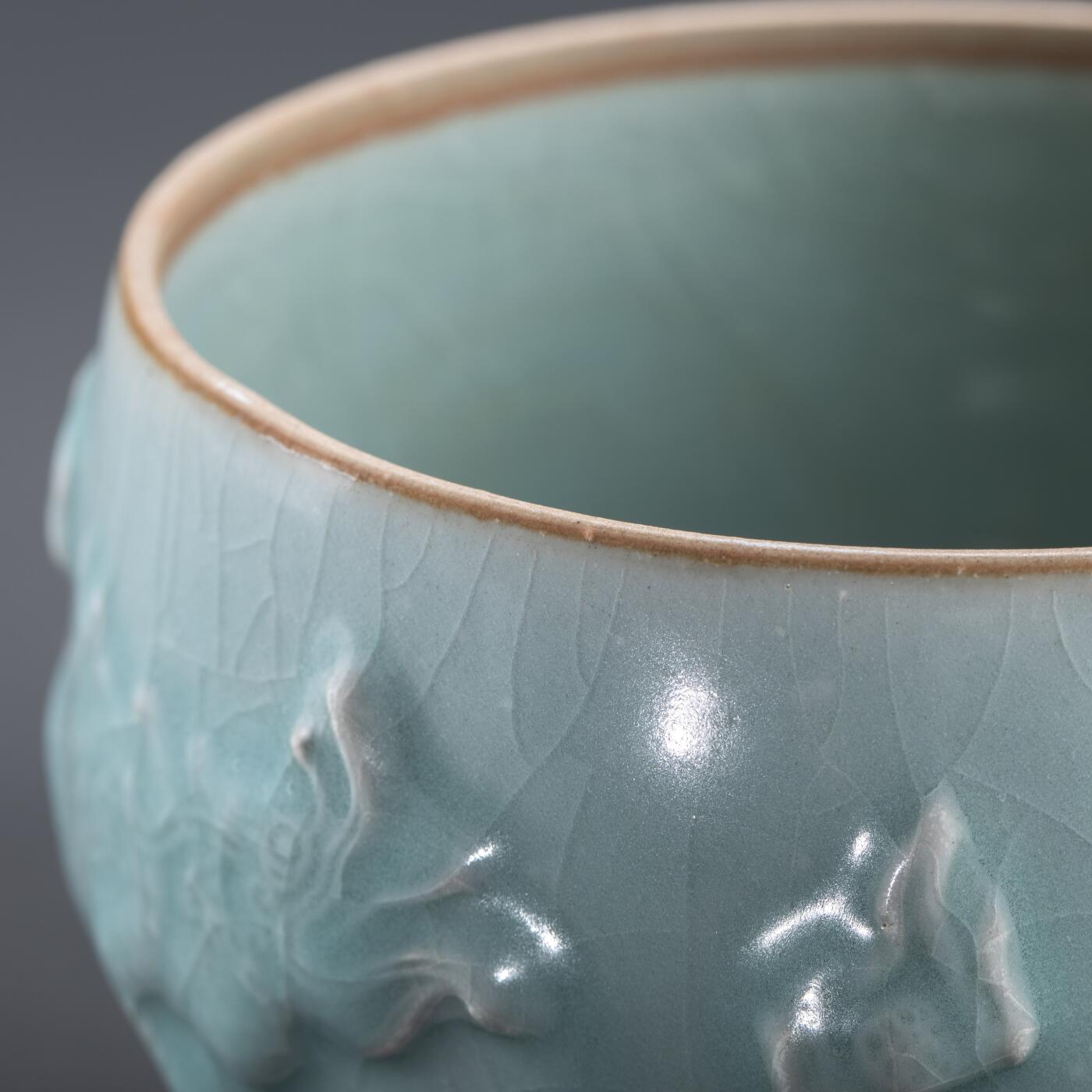 日本大阪雅和auction 2025金秋競賣會第一期 元 龍泉窯龍紋蓋罐 尺寸:D:15 H:13.5cm