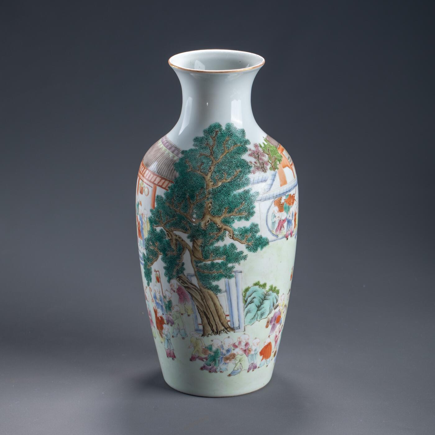 日本大阪雅和auction 2025金秋競賣會第一期 清嘉慶 粉彩戲嬰圖花入 尺寸:W:13 H:27cm 備註:木箱