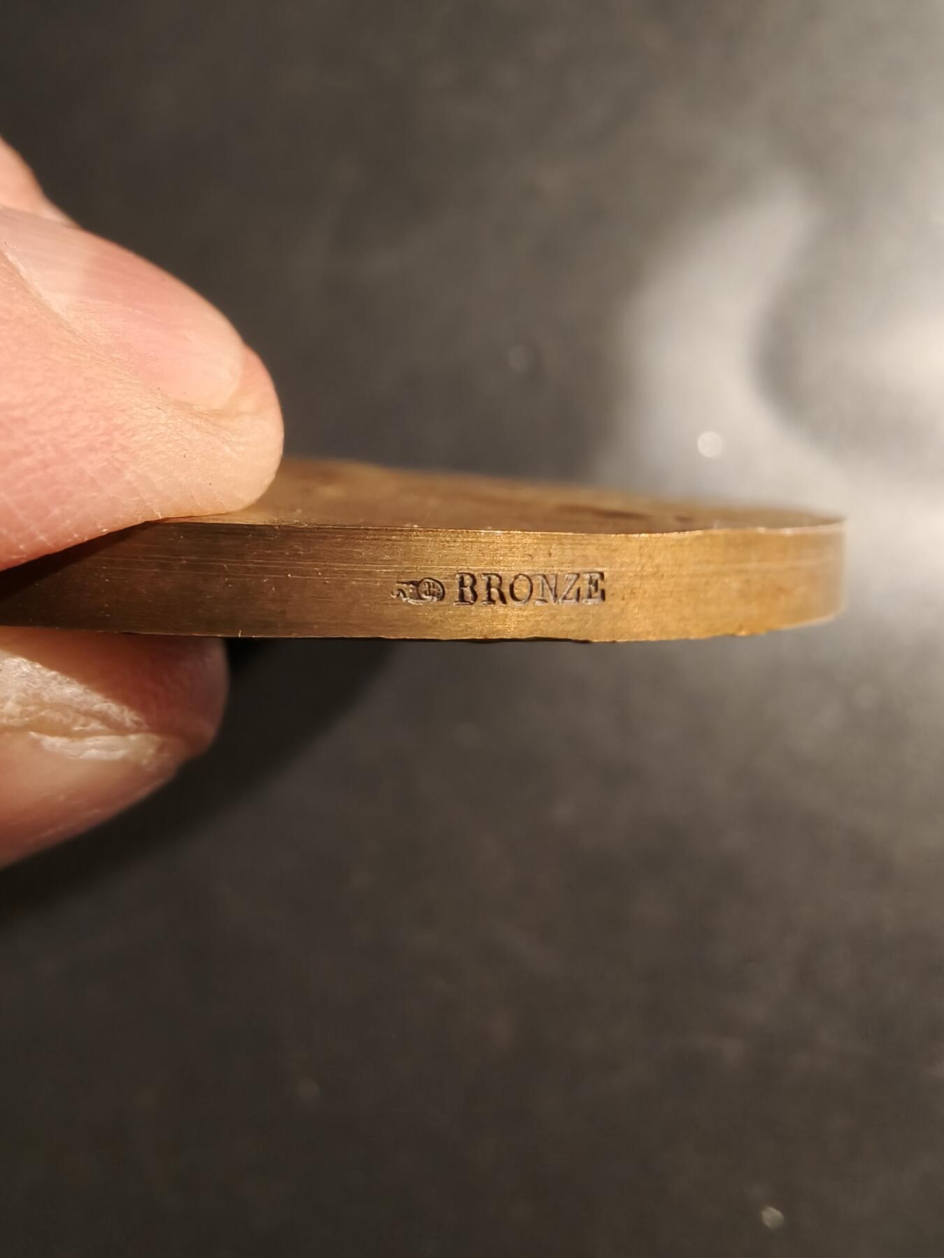 老王徽章第161期 法国电力建设公司大铜章     原盒    大师皮列作品     直径68mm.    重量137.5g