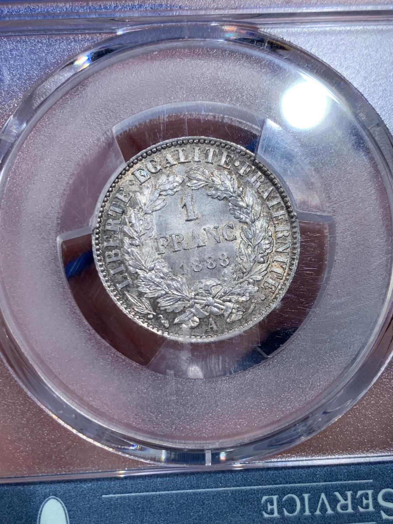 《竞宝斋》第435场 周日，周一2场连拍 （全场包邮） PCGS MS65 法国1888年谷物女神流通1法郎银币，1888吉祥发财年，收藏级超高分。女神脸颊丰满，头饰繁复华丽。35周年纪念小绿盒加持，错过难遇