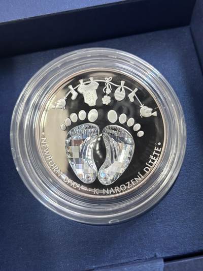 第180期拍卖【长期征集拍品】【北京币展专场】 - 、纽埃2019年镶波西米亚幻彩水晶系列小脚丫纪念银币，999银，发行1000枚，边缘有氧化