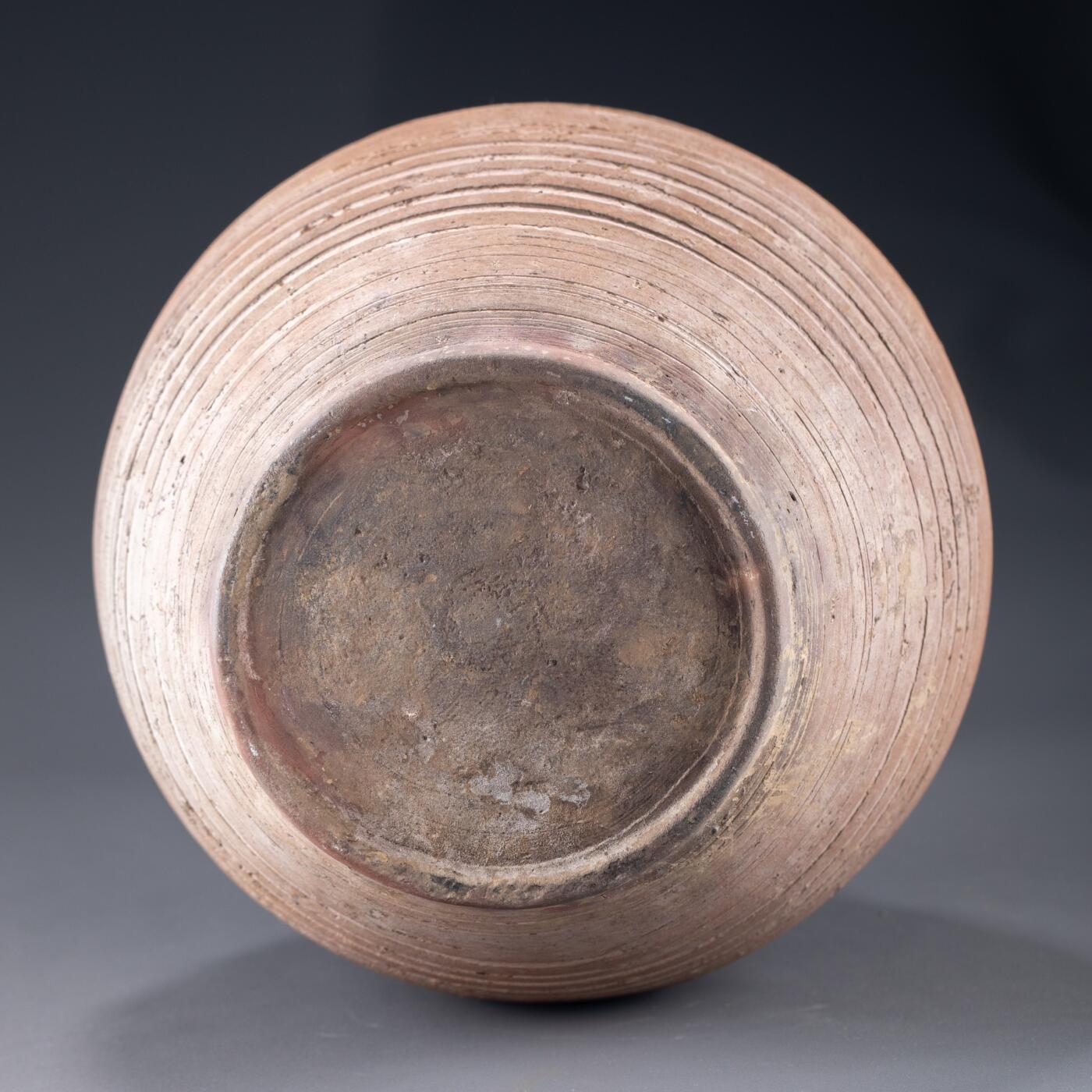 日本大阪雅和auction 2025金秋競賣會第一期 漢 灰釉線刻雙耳罐 尺寸:W:25 H33cm