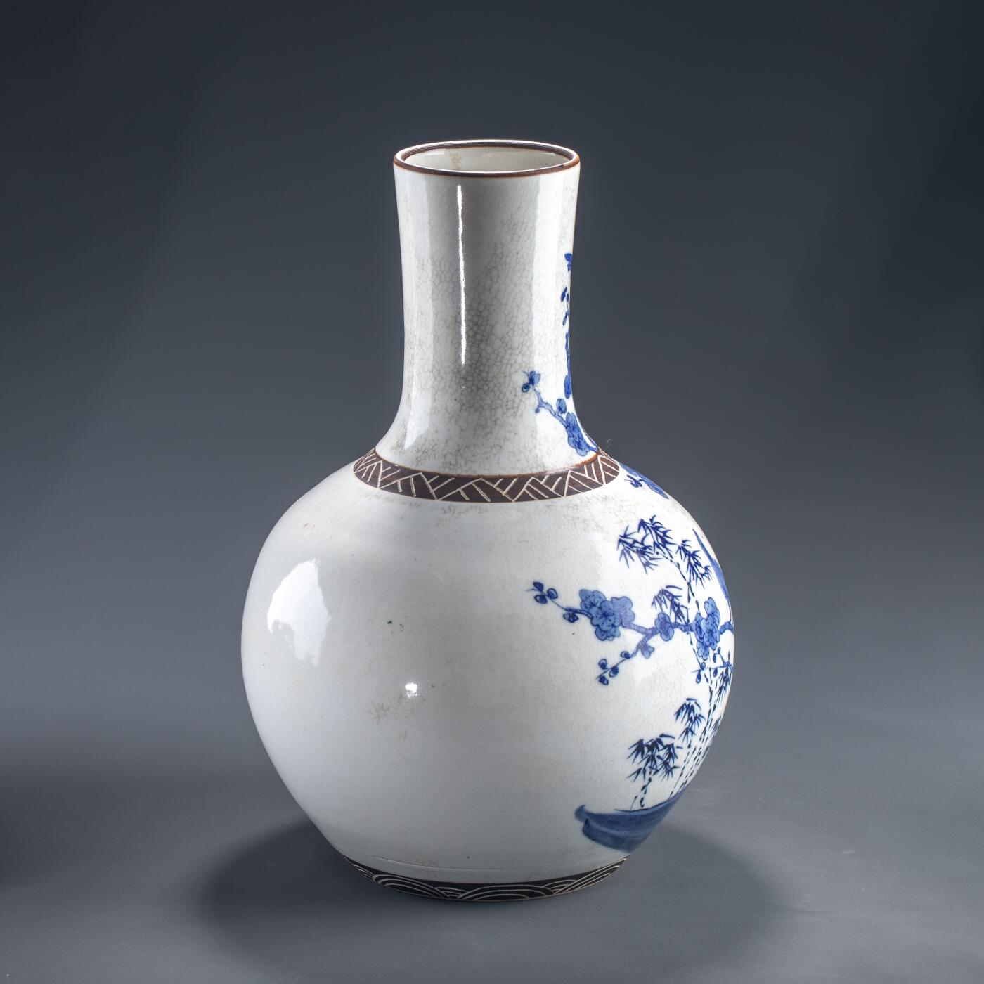 日本大阪雅和auction 2025金秋競賣會第一期 清 青花花鳥紋天球瓶 尺寸:W:20 H:31.5cm