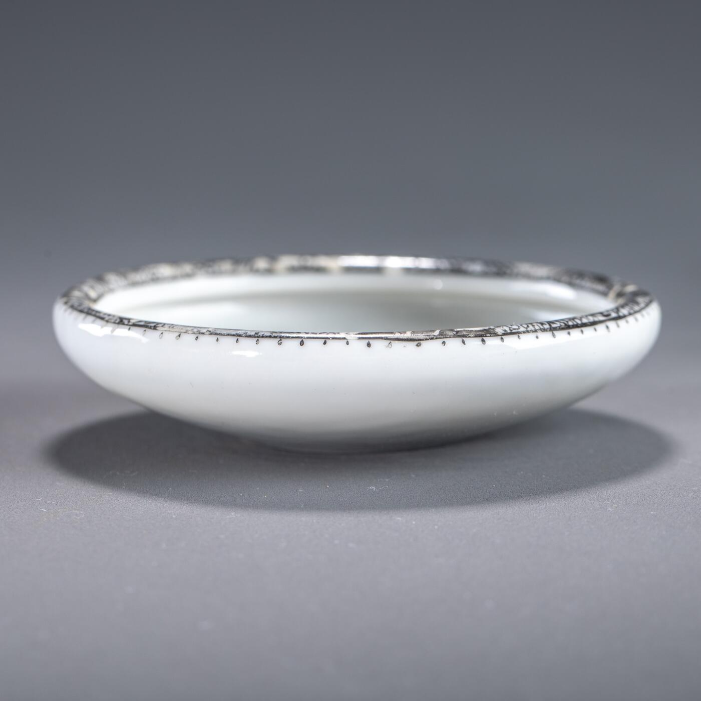 日本大阪雅和auction 2025金秋競賣會第一期 民國 達摩紋水盂 尺寸:D:9.5 H:2cm 備註:木箱,底座