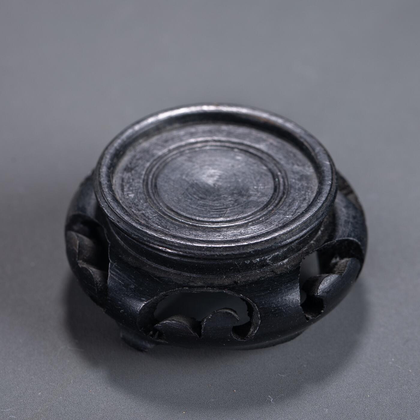 日本大阪雅和auction 2025金秋競賣會第一期 民國 達摩紋水盂 尺寸:D:9.5 H:2cm 備註:木箱,底座