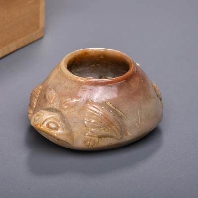 日本大阪雅和auction 2025金秋競賣會第一期 - 清 壽山石 蛙盂 尺寸:W:7 H:3.5cm 備註:木箱