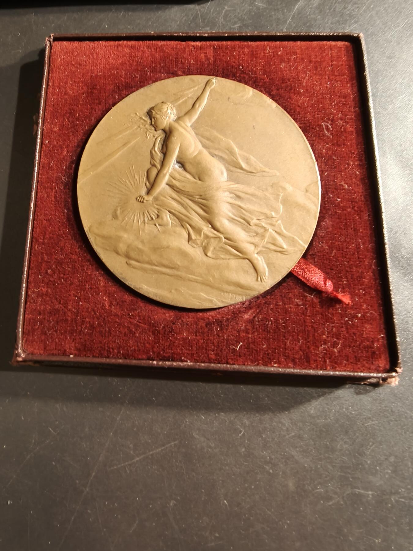 老王徽章第161期 法国电力建设公司大铜章     原盒    大师皮列作品     直径68mm.    重量137.5g