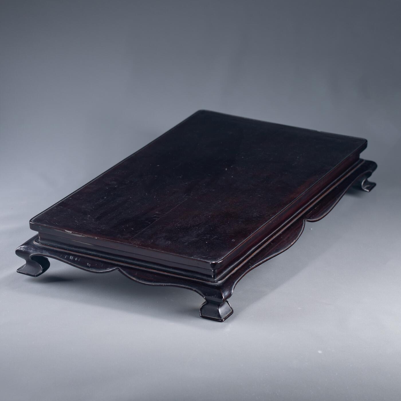 日本大阪雅和auction 2025金秋競賣會第一期 清 大漆四方檯 尺寸:L:54 W:32 H:8cm 備註:木箱