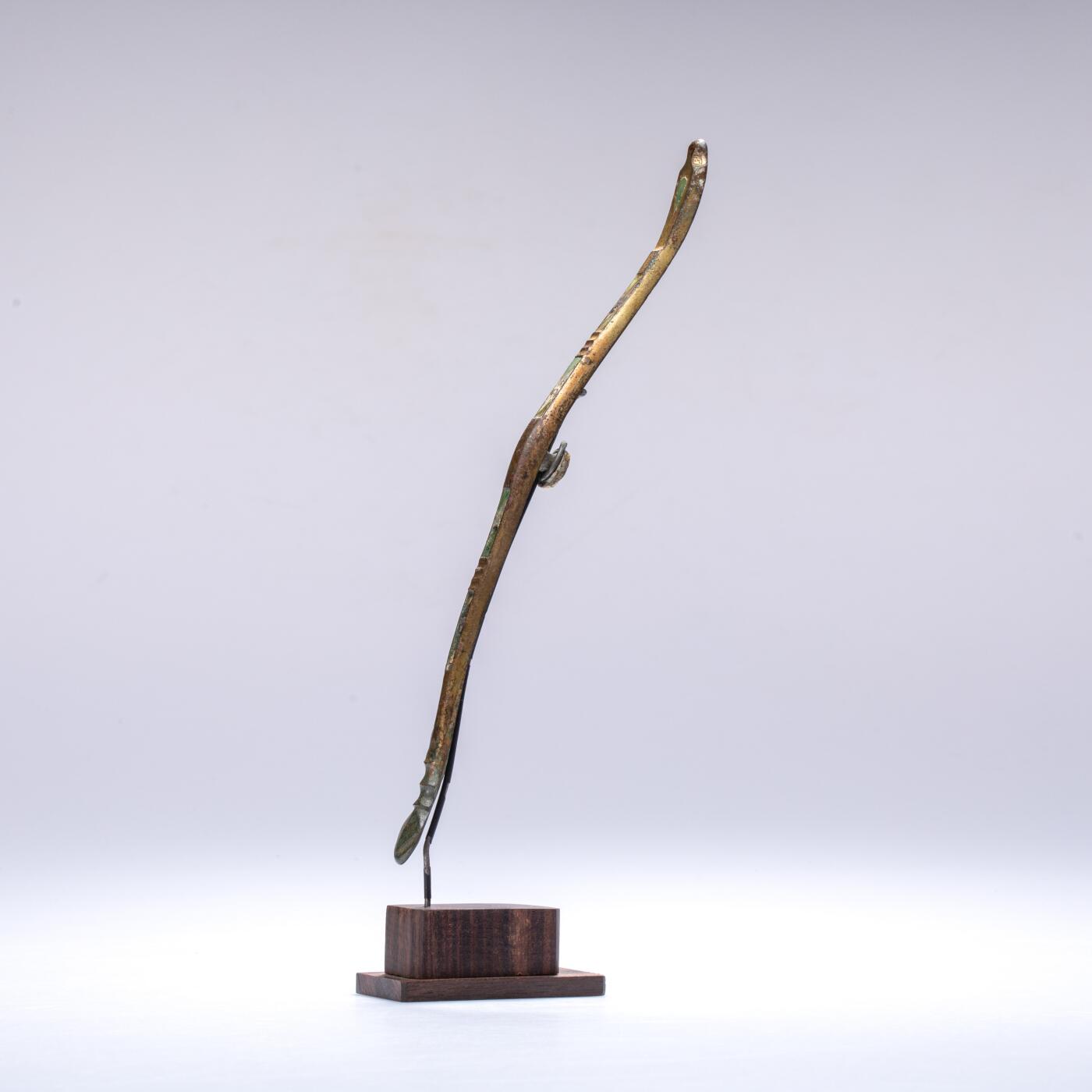 日本大阪雅和auction 2025金秋競賣會第一期 漢 鎏金帶鉤 尺寸:L:20.5cm 備註:木箱,底座