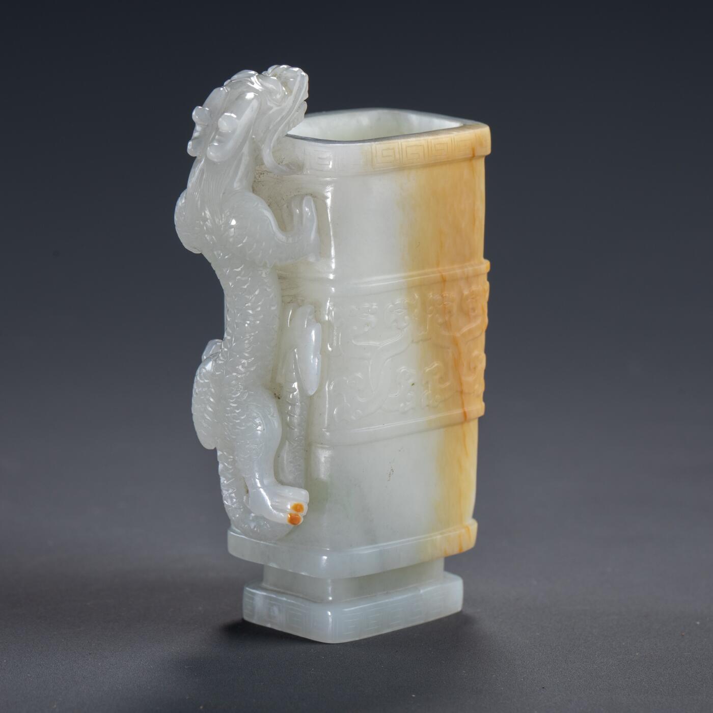 日本大阪雅和auction 2025金秋競賣會第一期 清 白玉龍紋梔杯 尺寸:W:5.5 H:9.5cm 備註:盒付