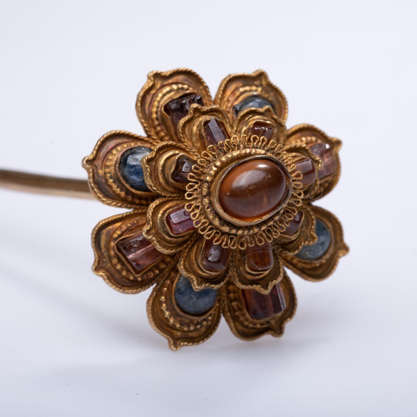 日本大阪雅和auction 2025金秋競賣會第一期 明 銅鎏金嵌寶石髮簪 尺寸:L:14.5cm 備註:木箱