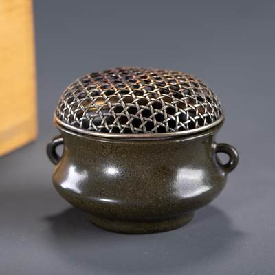 日本大阪雅和auction 2025金秋競賣會第一期 - 清乾隆 茶葉末釉香爐 尺寸:D:7.5 H:4.5cm 備註:木箱,盖