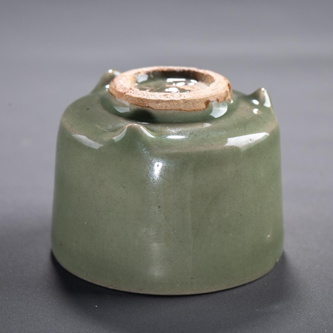 日本大阪雅和auction 2025金秋競賣會第一期 明 龍泉窯香爐 尺寸:D:7 H:5.5cm 備註:木箱