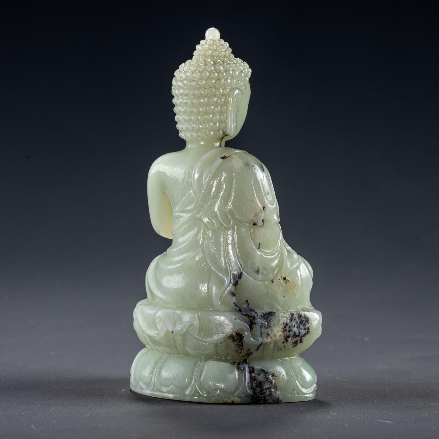 日本大阪雅和auction 2025金秋競賣會第一期 清 白玉釋迦摩尼坐像 尺寸:W:7 H:12.5cm 備註:盒付