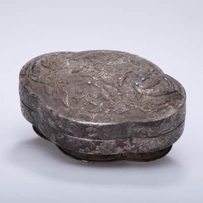 日本大阪雅和auction 2025金秋競賣會第一期 - 唐 銀質海棠鳳鳥紋蓋盒 尺寸:W:10 H:4cm