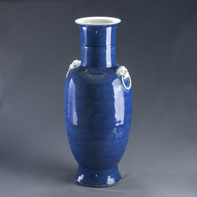 日本大阪雅和auction 2025金秋競賣會第一期 - 清 藍釉獅耳暗刻花紋花瓶 尺寸:W:24 H:21cm