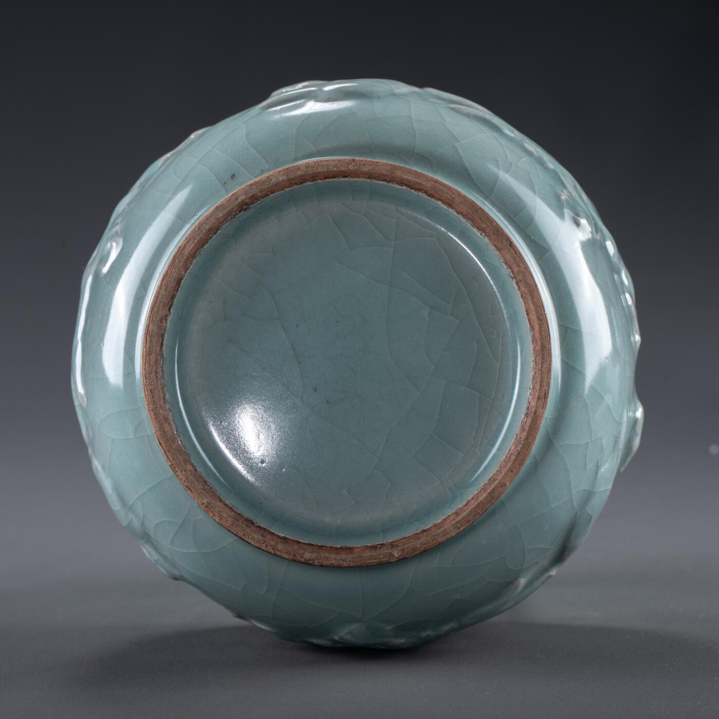 日本大阪雅和auction 2025金秋競賣會第一期 元 龍泉窯龍紋蓋罐 尺寸:D:15 H:13.5cm