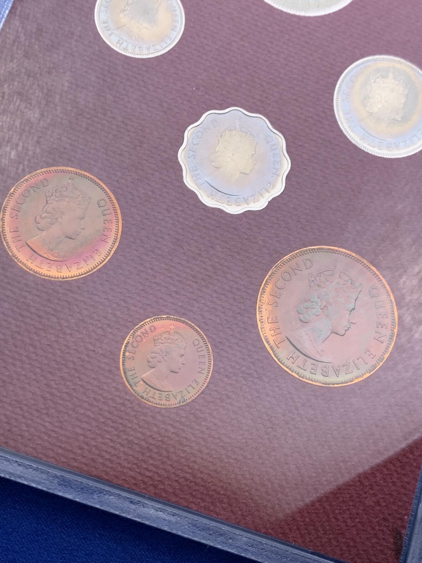 《竞宝斋》第435场 周日，周一2场连拍 （全场包邮） 毛里求斯1978年精制套币，原厂包装全套7枚，延续了20世纪上半叶的经典设计，兼具历史厚重感和现代感，深打镜面带彩包浆